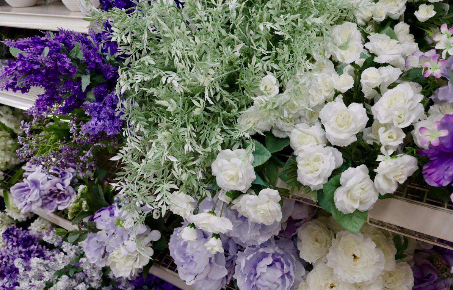 Элегантные цветочные композиции в современном отельном интерьере