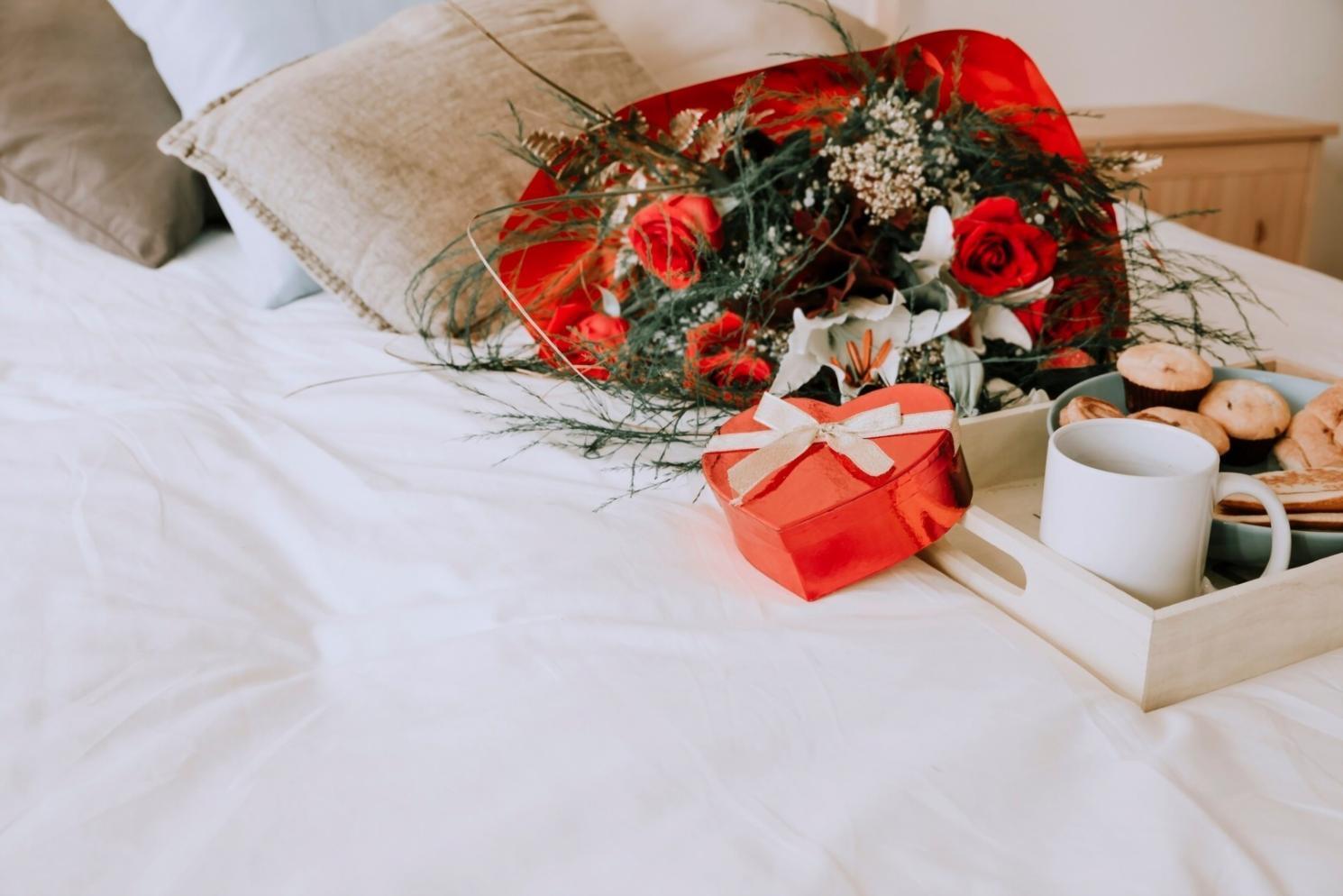 Процесс создания цветочных композиций для отелей на практическом занятии